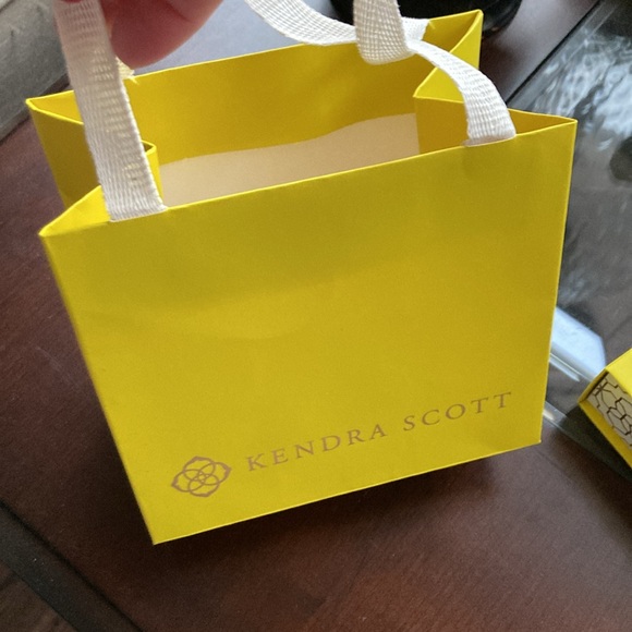 EUC Kendra Scott Rose Gold necklace w/box & bag worn 1 or 2 times - Picture 8 of 10